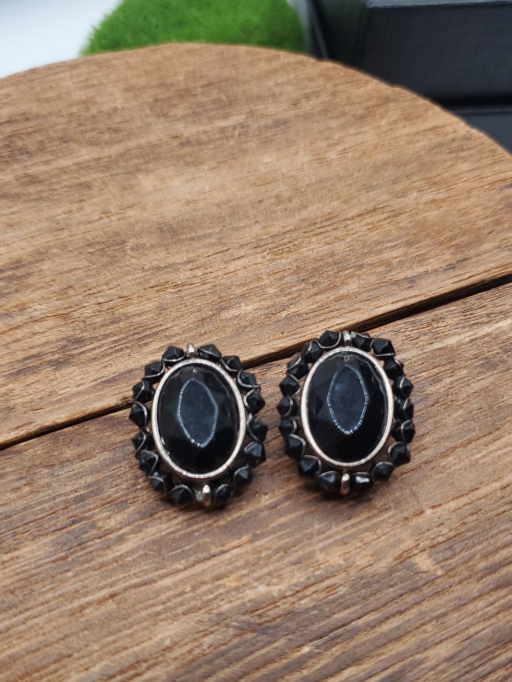 Liz Claiborne Vintage Black Oval Vintage-Style Clip On Earrings E1104
